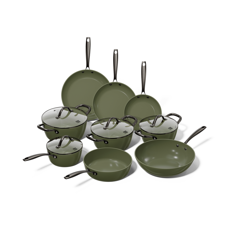 Batterie de cuisine 9 pièces vert foncé avec couvercles en verre et poignées noires.