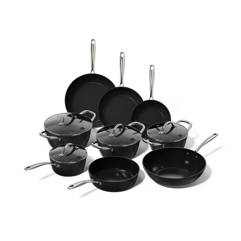 Sort 9-delt pandesæt med non-stick belægning og metalhåndtag, inklusive tre stegepander og seks kogekar.