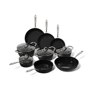 Sort 9-delt pandesæt med non-stick belægning og metalhåndtag, inklusive tre stegepander og seks kogekar.