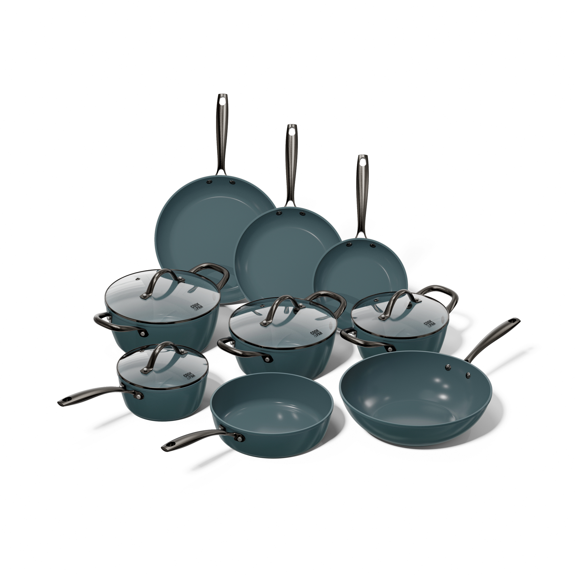 Batterie de cuisine bleue 9 pièces avec poignées métalliques brillantes et couvercles en verre.