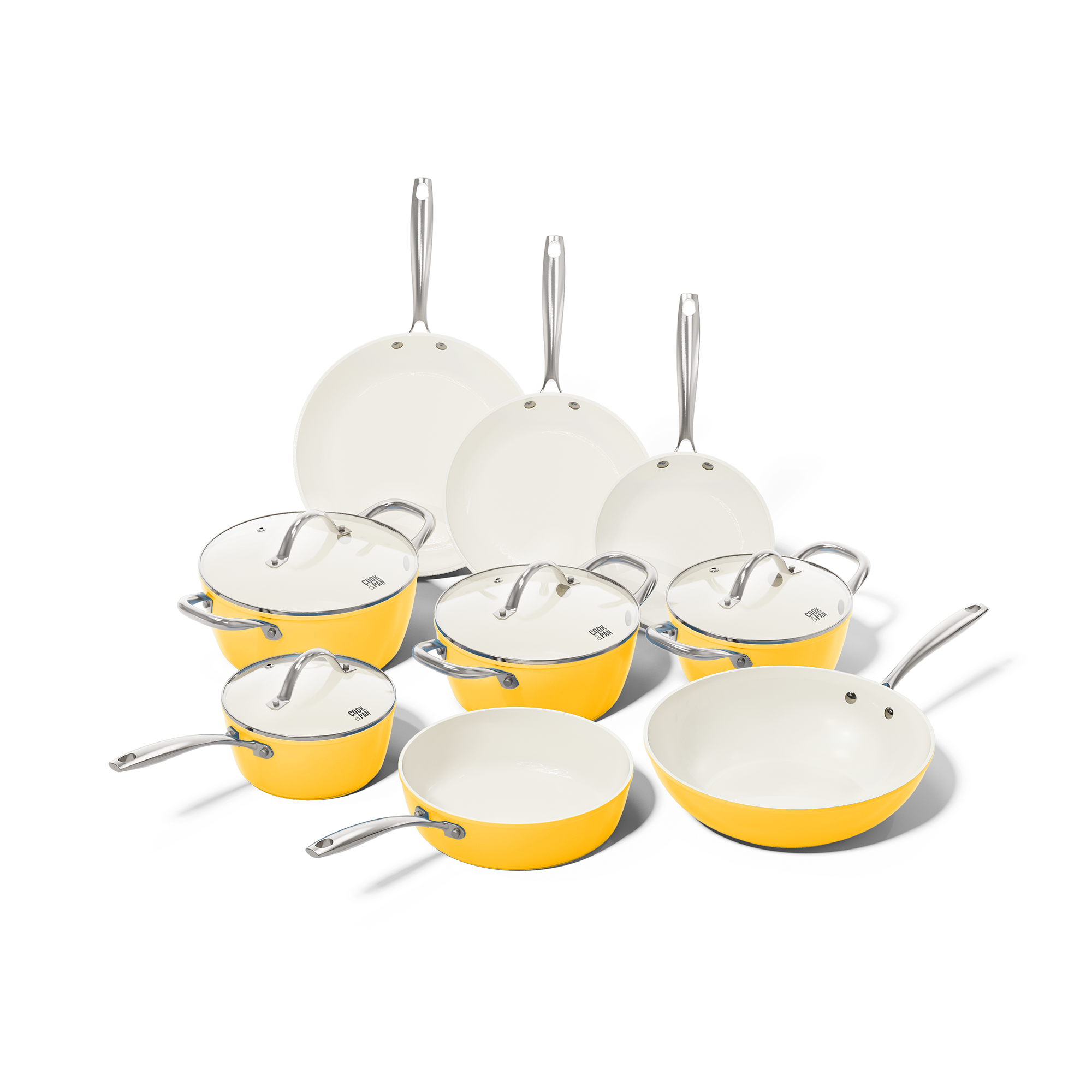Batterie de cuisine jaune 9 pièces avec intérieur blanc et poignées en acier inoxydable incluant trois poêles et six couvercles.
