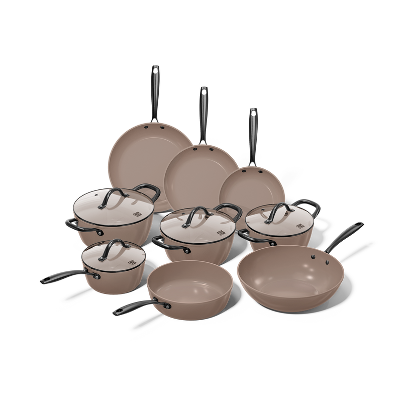 Batterie de cuisine taupe 9 pièces avec couvercles en verre et poignées noires.