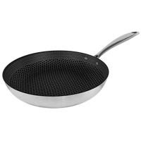 Zwarte koekenpan 28 cm met honingraatstructuur en RVS handgreep.