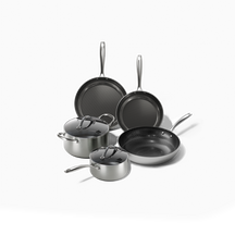 Honey Pfannenset mit zwei Pfannen, zwei Kochtöpfen mit Deckel und Metallgriffen.