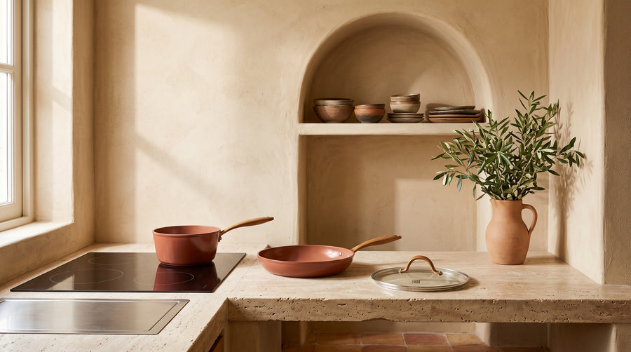 Cuisine méditerranéenne en stuc à la chaux avec des casseroles et poêles Sienna terracotta