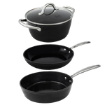 Batterie de cuisine noire trois pièces avec couvercle en verre et poignées en acier inoxydable.