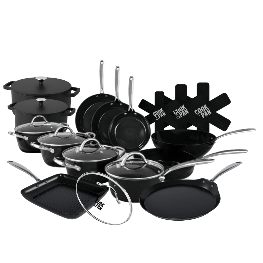 Sort 15-delt pandesæt med glaslåg, rustfri stålhåndtag og to sorte pandeholdere.