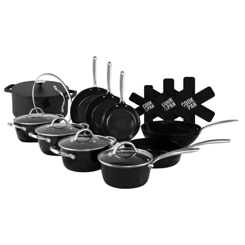 Zwarte 12-delige pannenset met glazen deksels en roestvrijstalen handvatten, inclusief vierkante grillpan en braadslee.