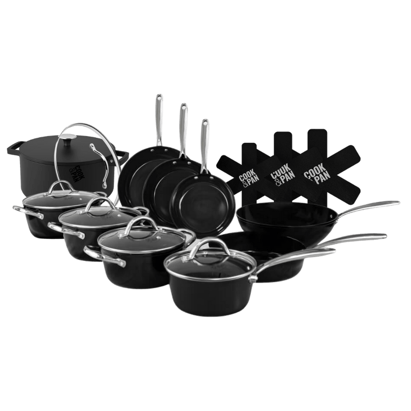 Zwarte 12-delige pannenset met glazen deksels en roestvrijstalen handvatten, inclusief vierkante grillpan en braadslee.