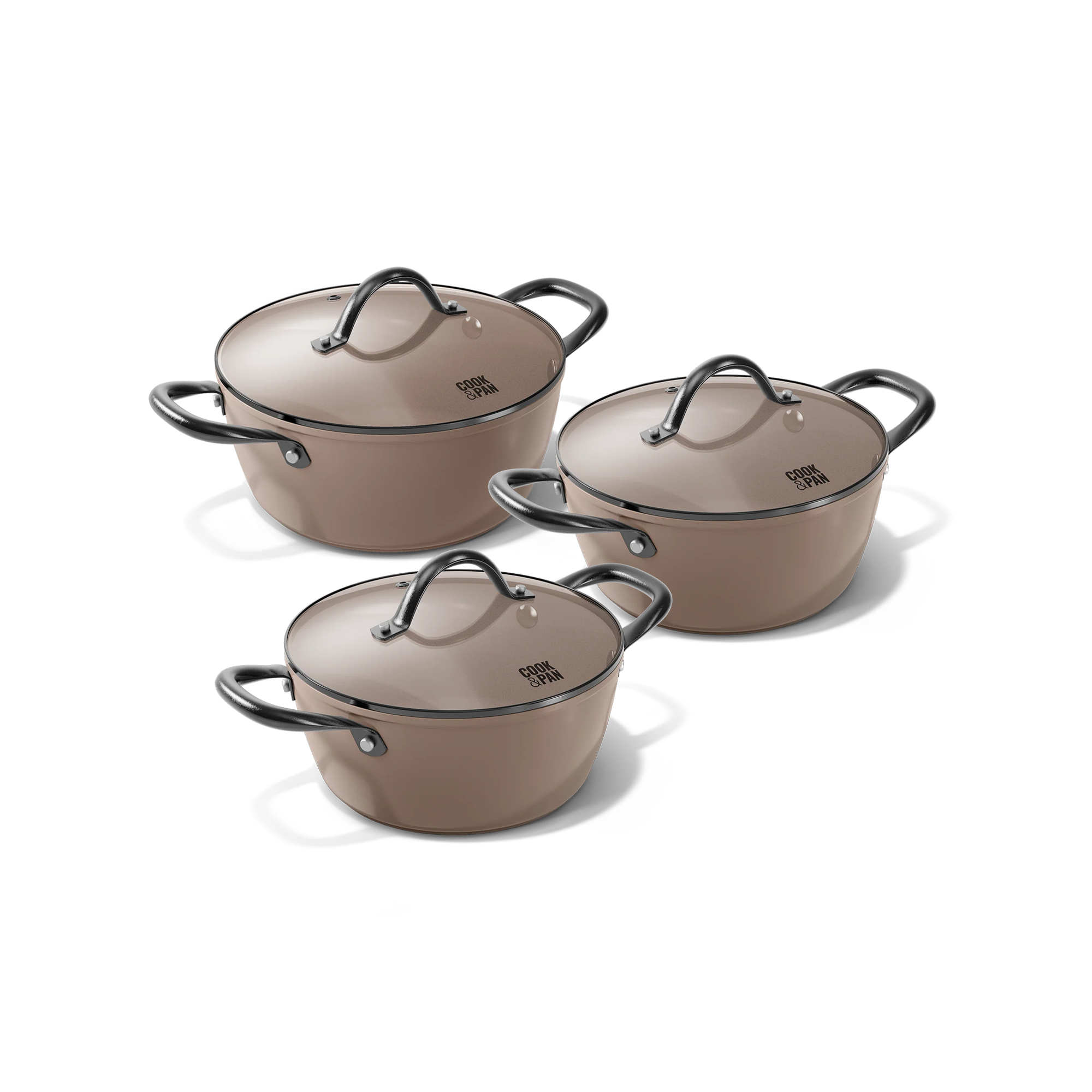 Taupekleurige 3-delige pannenset met glazen deksels en roestvrijstalen handgrepen.