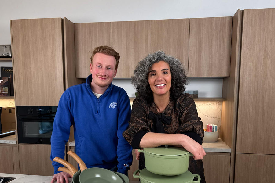 Teun und Nadia in der Küche hinter grünen gusseisernen Brätern Cook & Pan