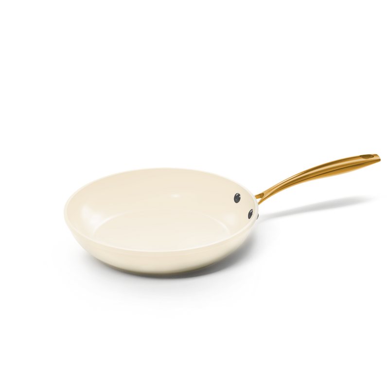 Vanilla koekenpan 28 cm met crème kleurige keramische antiaanbaklaag en goudkleurig handvat.