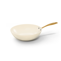 Vanilla wokpan 30 cm met crèmekleurige keramische antiaanbaklaag en goudkleurig handvat.