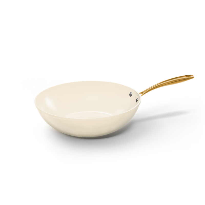 Vanilla wokpan 30 cm met crèmekleurige keramische antiaanbaklaag en goudkleurig handvat.