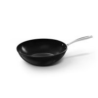Zwarte wokpan van 30 cm met anti-aanbaklaag en metalen handvat.