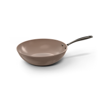 Taupekleurige wokpan van 30 cm met glazen deksel en lange zwarte handgreep.