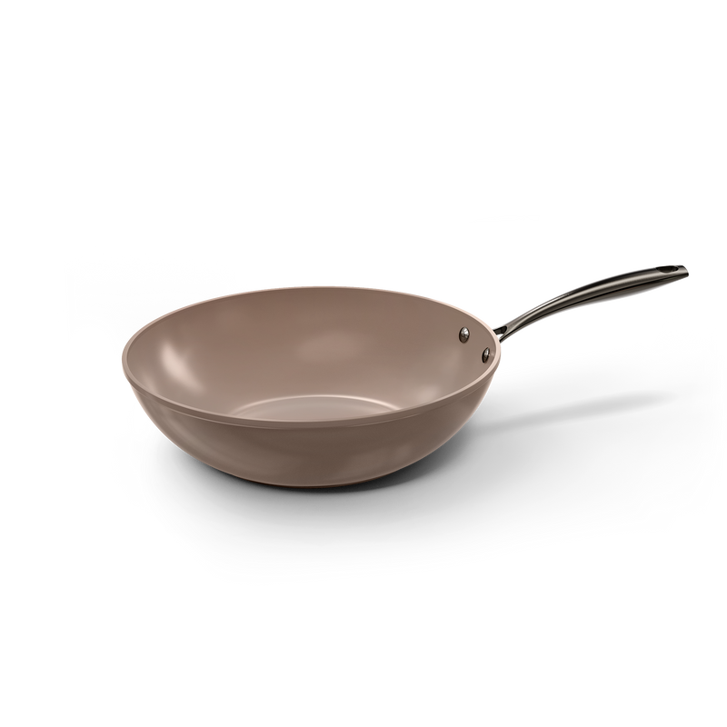 Poêle wok taupe de 30 cm avec couvercle en verre et longue poignée noire.
