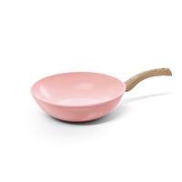 Roze wokpan van 30 cm met houten handgreep en gladde binnenkant.