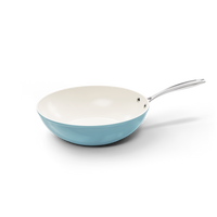 Blauwe wokpan van 30 cm met witte keramische binnenkant en roestvrijstalen handvat.